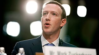 ΑΡΧΕΙΟ - Ο CEO του Facebook Μαρκ Ζάκερμπεργκ καταθέτει σε κοινή ακρόαση των Επιτροπών Εμπορίου και Δικαιοσύνης στο Καπιτώλιο της Ουάσινγκτον, 10 Απρ. 2018