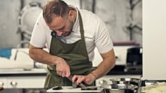 Küchenchef Ilias Kyiazoli vom Restaurant Nonnas Athen in Plaka kocht Rotfeuerfisch