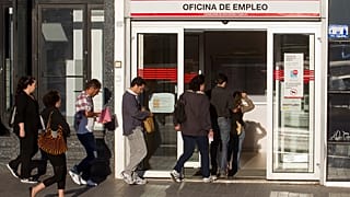La gente hace cola frente a una oficina de registro de desempleo en Madrid, el martes 4 de septiembre de 2012.