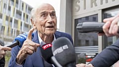 DATEI: Der ehemalige Fifa-Präsident Sepp Blatter nach der Urteilsverkündung vor dem Sonderberufungsgericht in Muttenz, Schweiz, Dienstag, 25. März 2025