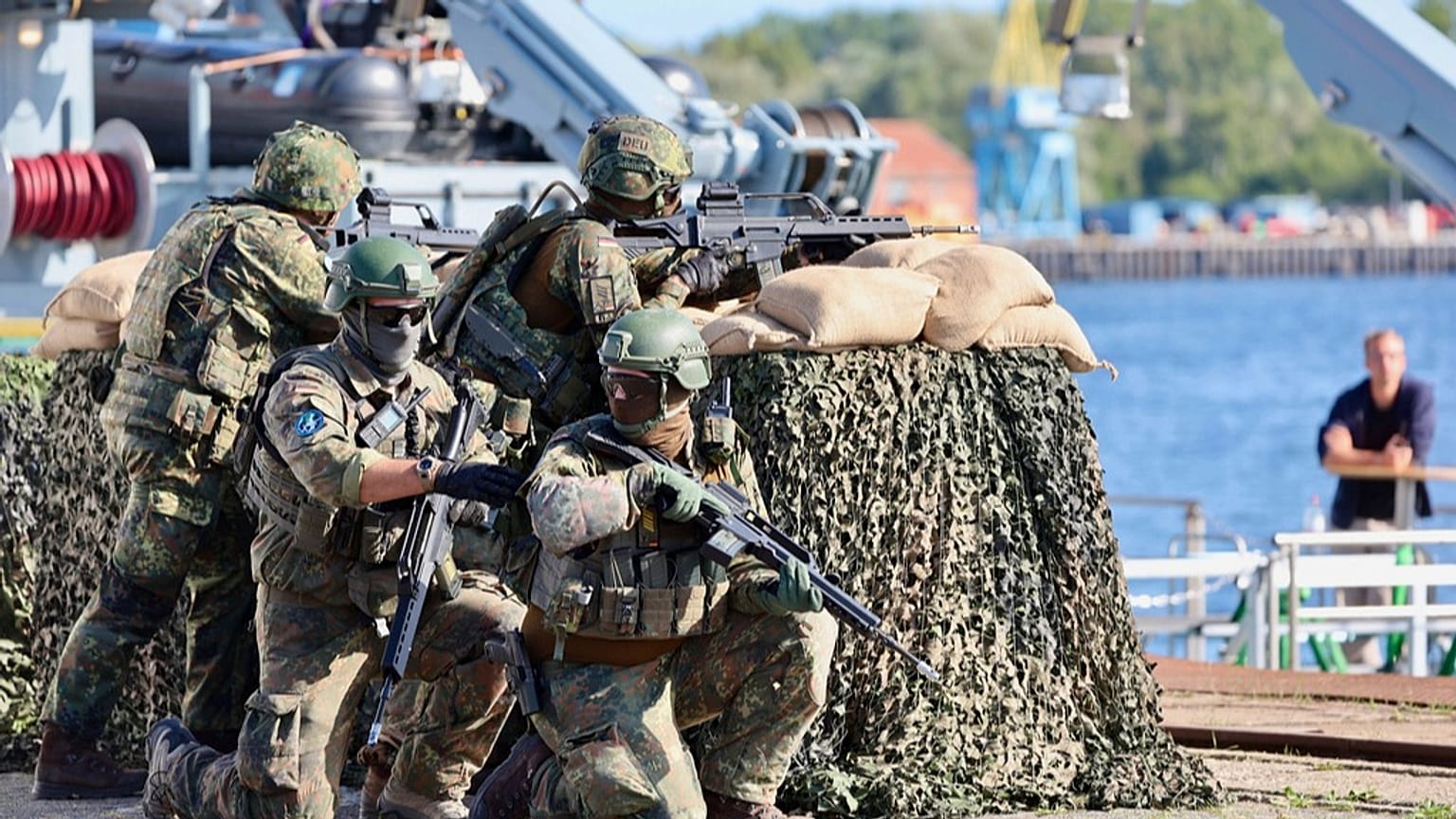 جنود من الجيش الألماني في ميناء روستوك خلال مناورة "Quadriga 2025" العسكرية في ألمانيا، في 4 سبتمبر 2025.