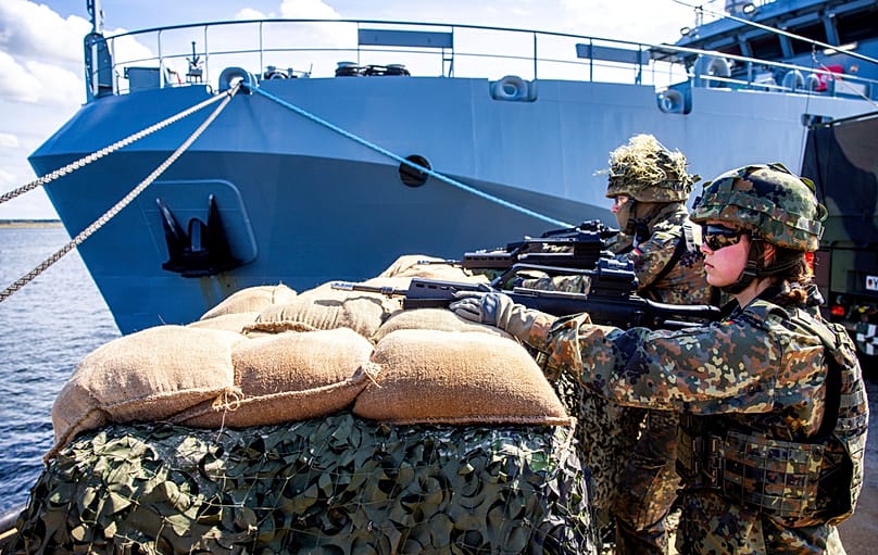 جنود من الجيش الألماني في ميناء روستوك ضمن مناورة "Quadriga 2025" العسكرية في ألمانيا، بتاريخ 4 سبتمبر 2025.