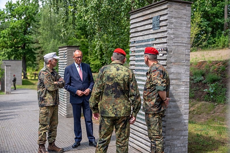 المستشار الألماني فريدريش ميرتس يتحدّث مع جنود خلال زيارته لقيادة العمليات في الجيش الألماني، بتاريخ 28 يونيو 2025.