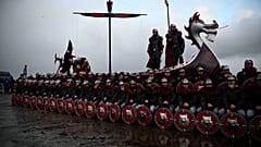 Hunderte Wikinger in Helmen mit Hörnern und Mänteln füllten Lerwicks enge Gassen, Großbritannien, 27. Januar 2026.
