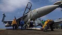  تُظهر هذه الصورة، التي قدمتها البحرية الأمريكية، بحارة يُجهّزون طائرة بوينغ EA-18G غراولر على سطح حاملة الطائرات يو إس إس أبراهام لينكولن المحيط الهندي في 21 يناير 2026.