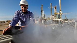  موظف يعمل في مصفاة بمجمع بريقة النفطي بشرق ليبيا، 26 فبراير 2011