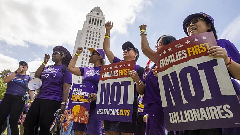 A milliárdos-adó mellett tüntetők Los Anglesben