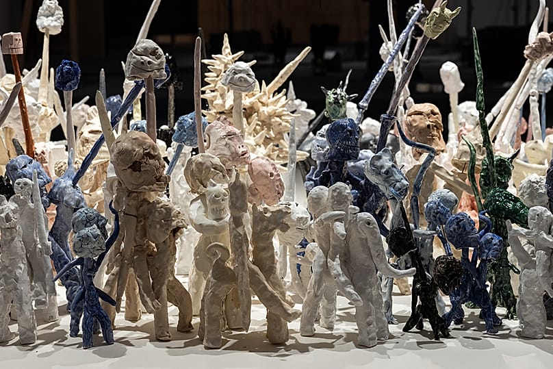 Νίκος Τρανός Πεδίον (στομίδα για άλογα – χαλινάρι), 2024 (λεπτομέρεια) 400 μικρά πορσελάνινα γλυπτά