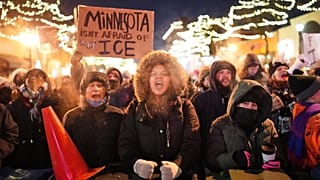 Un grupo de ciudadanos se manifiesta contra la presencia de los agentes del ICE en Minneapolis, Estados Unidos, el 25 de enero de 2026. 