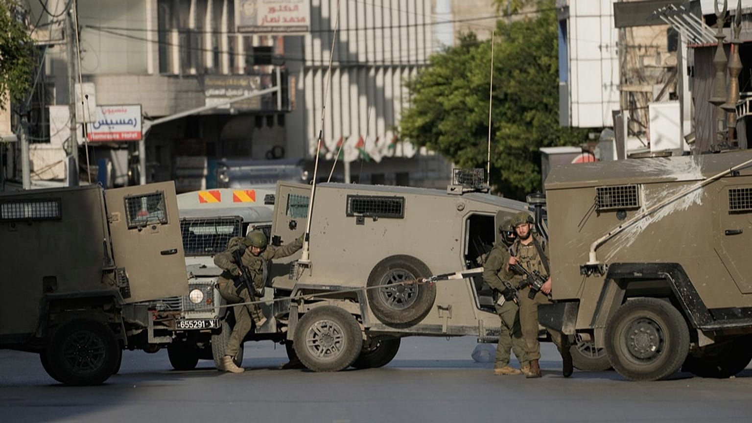 جنود إسرائيليون خلال مداهمة عسكرية في مدينة نابلس بالضفة الغربية، بتاريخ 20 نوفمبر 2025.