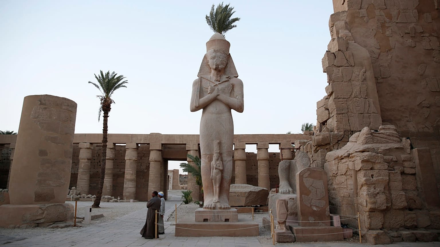 المرشدون السياحيون المصريون ينتظرون السياح في أطلال معبد الكرنك في الأقصر، مصر. فجر انتحاري نفسه يوم الأربعاء على بعد خطوات قليلة من المعبد المصري القديم في الأقصر