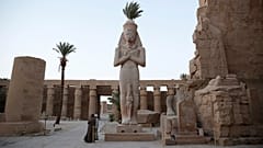المرشدون السياحيون المصريون ينتظرون السياح في أطلال معبد الكرنك في الأقصر، مصر. فجر انتحاري نفسه يوم الأربعاء على بعد خطوات قليلة من المعبد المصري القديم في الأقصر
