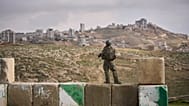 Un soldato israeliano di guardia al nuovo insediamento ebraico di Yatziv, vicino alla città palestinese di Beit Sahour in Cisgiordania (19 gennaio 2026)