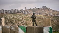 Un soldato israeliano di guardia al nuovo insediamento ebraico di Yatziv, vicino alla città palestinese di Beit Sahour in Cisgiordania (19 gennaio 2026)