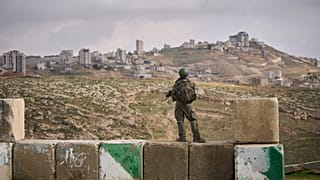 Un soldato israeliano di guardia al nuovo insediamento ebraico di Yatziv, vicino alla città palestinese di Beit Sahour in Cisgiordania (19 gennaio 2026)