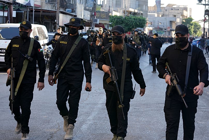 عناصر مقنّعة من "سرايا القدس"، الجناح العسكري لحركة الجهاد الإسلامي الفلسطيني، في مخيم رفح، جنوب قطاع غزة، الأربعاء 9 أغسطس 2023.