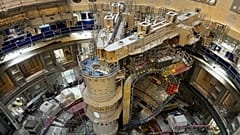 Uluslararası Termonükleer Deneysel Reaktör Tokamak çukuru, iki vakum kabı sektör modülü takılı halde. 