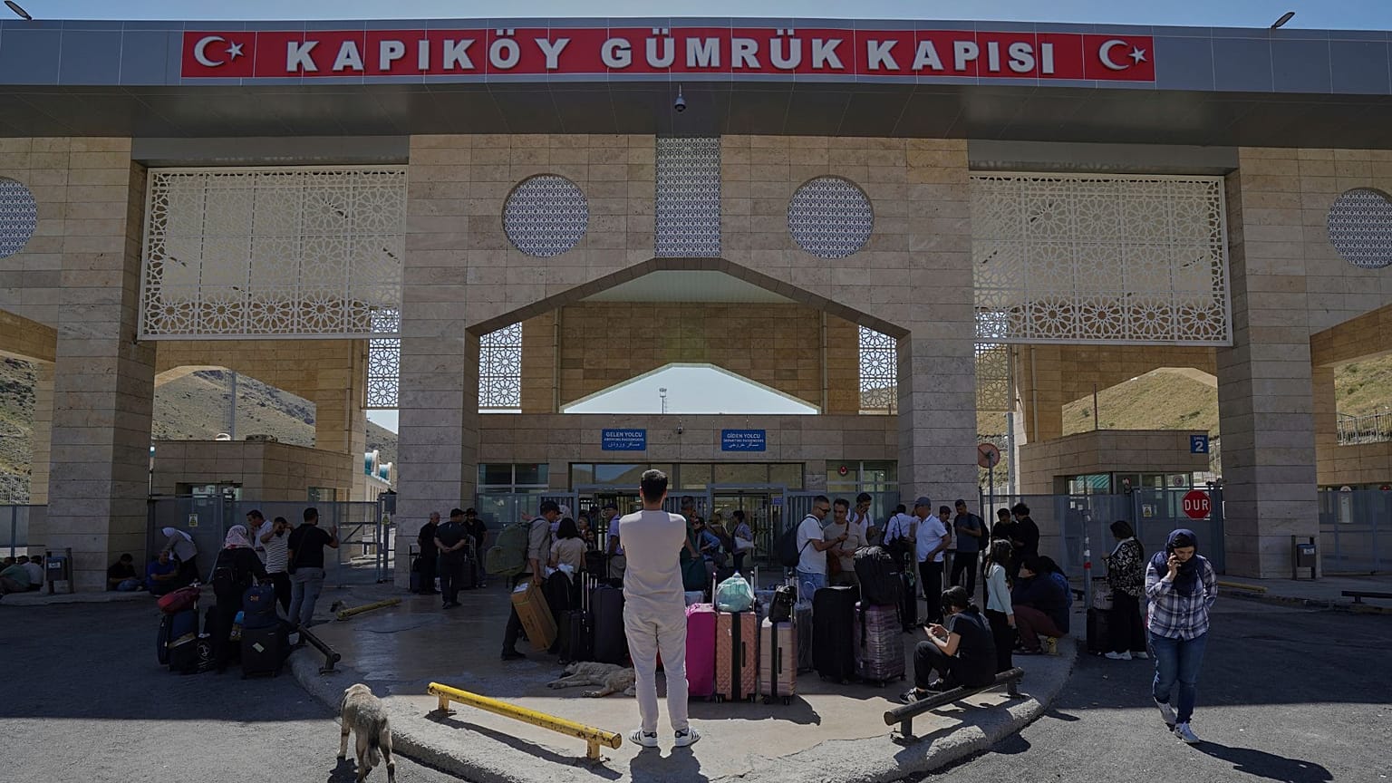 ساکنان و مسافران در نقطه مرزی «کاپیکوی» واقع در استان وان در شرق ترکیه، روز ۲۲ ژوئن ۲۰۲۵ 