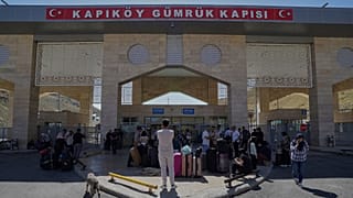 ساکنان و مسافران در نقطه مرزی «کاپیکوی» واقع در استان وان در شرق ترکیه، روز ۲۲ ژوئن ۲۰۲۵ 