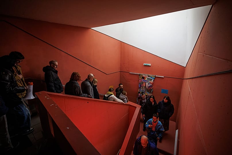 Nézők vándorlása a helyszínek között a Kesztyűgyár Közösségi Házban - Budapest, 2026.01.27.