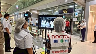 Médicos supervisan el control de temperatura a viajeros procedentes de Bengala Occidental, India, en el Aeropuerto Internacional de Suvarnabhumi, en Tailandia.