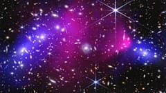 Dieses NASA-Bild zeigt zwei riesige Galaxienhaufen, die zuvor vom James-Webb-Weltraumteleskop und dem Chandra-Röntgenobservatorium der NASA aufgenommen wurden.