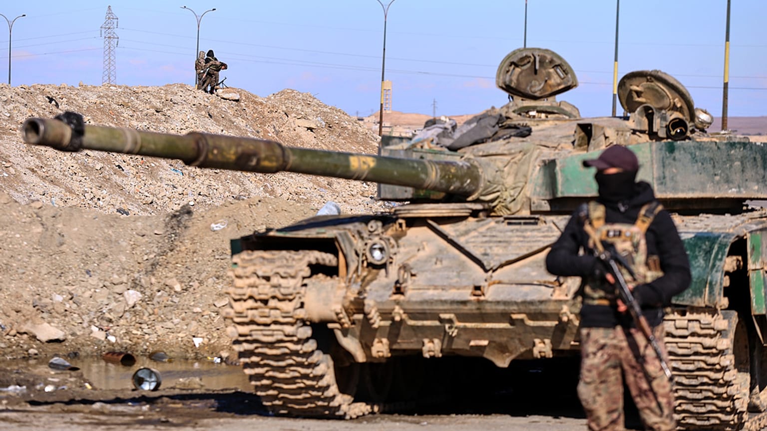 جنود من قوات سوريا الديمقراطية ينتشرون لتأمين الطرق المؤدية إلى سجن غويران الذي يحتجز رجالاً متهمين بالانتماء إلى تنظيم (داعش) في الحسكة، يوم الاثنين 19 يناير 2026.