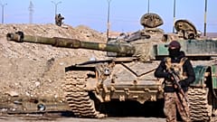 جنود من قوات سوريا الديمقراطية ينتشرون لتأمين الطرق المؤدية إلى سجن غويران الذي يحتجز رجالاً متهمين بالانتماء إلى تنظيم (داعش) في الحسكة، يوم الاثنين 19 يناير 2026.