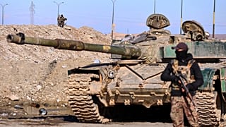 جنود من قوات سوريا الديمقراطية ينتشرون لتأمين الطرق المؤدية إلى سجن غويران الذي يحتجز رجالاً متهمين بالانتماء إلى تنظيم (داعش) في الحسكة، يوم الاثنين 19 يناير 2026.