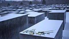 Białe róże umieszczone na betonowej płycie pomnika Holokaustu z okazji Międzynarodowego Dnia Pamięci o Ofiarach Holokaustu w Berlinie, 27 stycznia 2026 r.