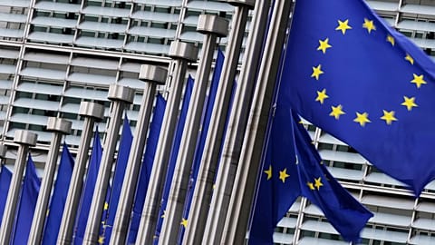 Le bandiere dell'Unione Europea sventolano al vento davanti alla sede dell'UE a Bruxelles, 3 settembre 2025