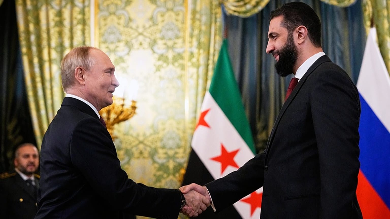 الرئيس الروسي فلاديمير بوتين (يسار) والرئيس السوري الانتقالي أحمد الشرع خلال اجتماعهما في الكرملين الكبير بموسكو، روسيا، الأربعاء 15 أكتوبر 2025.