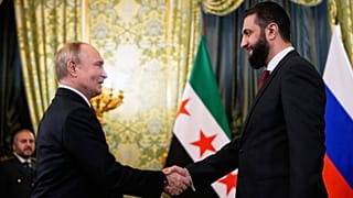 الرئيس الروسي فلاديمير بوتين (يسار) والرئيس السوري الانتقالي أحمد الشرع خلال اجتماعهما في الكرملين الكبير بموسكو، روسيا، الأربعاء 15 أكتوبر 2025.