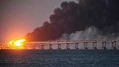 Flammen und Rauch steigen von der Brücke von Kertsch auf, die das russische Festland und die Halbinsel Krim verbindet, 8. Oktober 2022