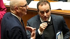 Le Premier ministre français Sébastien Lecornu, à droite, et le ministre français des Finances Roland Lescure à l'Assemblée nationale française (AP Photo/Michel Euler)