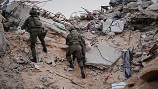 جنود إسرائيليون يتسلقون الأنقاض بجوار مدخل نفق في رفح، قطاع غزة، يوم الاثنين 8 ديسمبر/كانون الأول 2025. 