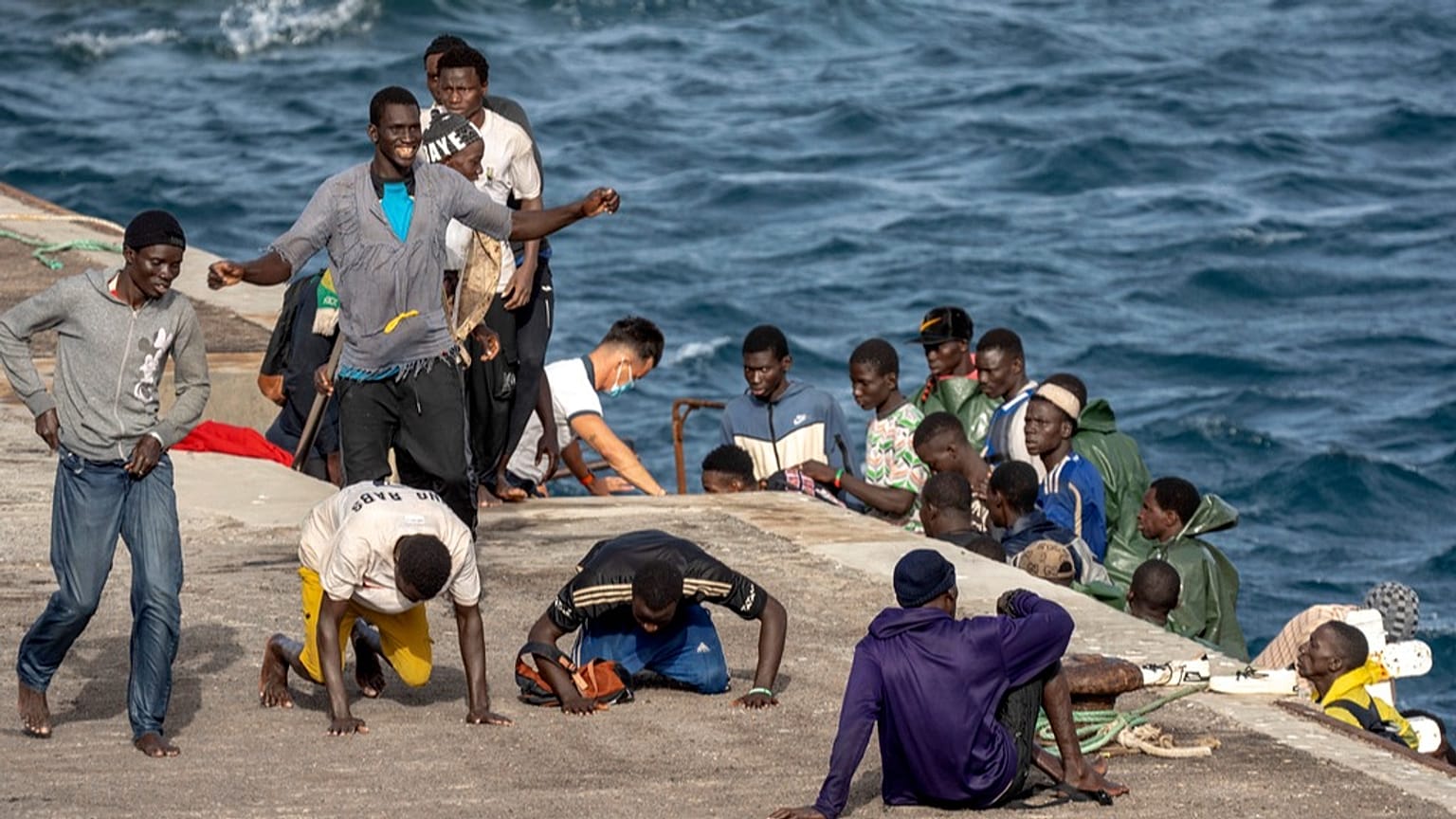 مهاجرون يصلون إلى ميناء لا ريستينغا في جزيرة إل هييرو الإسبانية، في 19 أغسطس 2024.