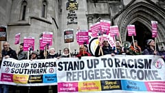 Irkçılığa Karşı Dur kampanyası yürütenler Londra'daki Yüksek Mahkeme önünde pankartlar taşıyor, 19 Aralık, 2022
