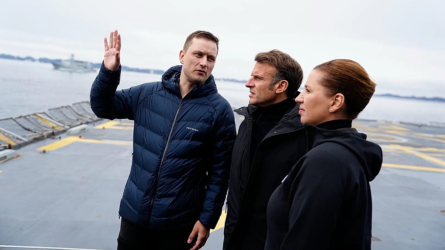 Emmanuel Macron, Mette Frederiksen et Jens-Frederik Nielsen à bord de la frégate danoise F363 Niels Juel à Nuuk, au Groenland, le dimanche 15 juin 2025.