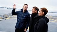 Emmanuel Macron, Mette Frederiksen et Jens-Frederik Nielsen à bord de la frégate danoise F363 Niels Juel à Nuuk, au Groenland, le dimanche 15 juin 2025.