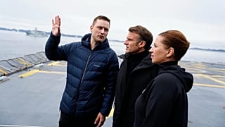 Emmanuel Macron, Mette Frederiksen et Jens-Frederik Nielsen à bord de la frégate danoise F363 Niels Juel à Nuuk, au Groenland, le dimanche 15 juin 2025.
