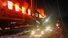 Feuerwehrleute löschen das Feuer nach dem Einschlag russischer Drohnen in einen Personenzug in der Region Charkiw, Ukraine, Dienstag, 27. Januar 2026.
