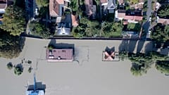 Luftbilder zeigen überflutete Felder am Ortsrand von Malestroit, im Département Morbihan, einem der vier bretonischen Départements.