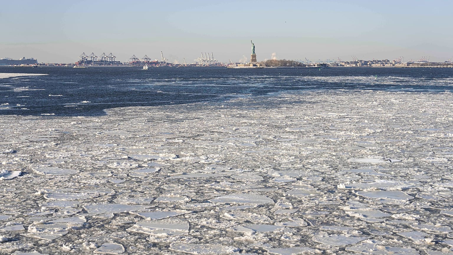 Fahrgäste der Staten-Island-Fähre sehen Eisschollen auf dem Hudson River. Dienstag, 27. Januar 2026.