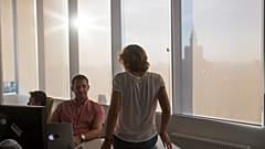 Mitarbeiter der Mail.Ru Group sprechen miteinander im Arbeitsbereich ihres Bürogebäudes in Moskau 25. September 2015