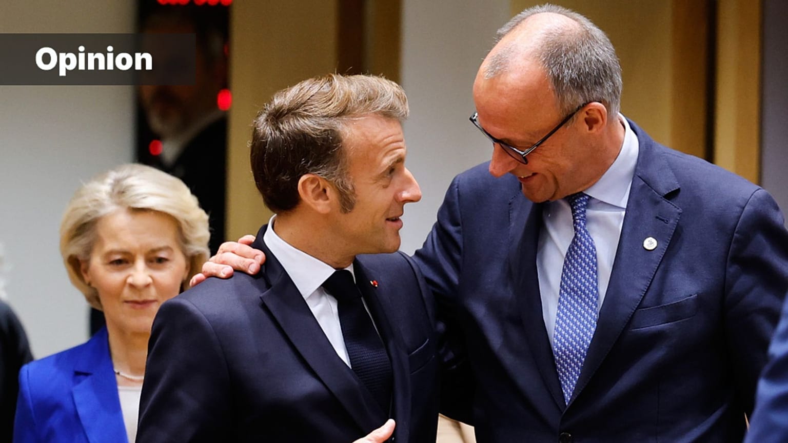 Merz spricht mit Macron während eines Rundtischgesprächs auf einem EU-Gipfel in Brüssel am 23. Oktober 2025