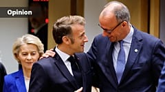 Merz spricht mit Macron während eines Rundtischgesprächs auf einem EU-Gipfel in Brüssel am 23. Oktober 2025