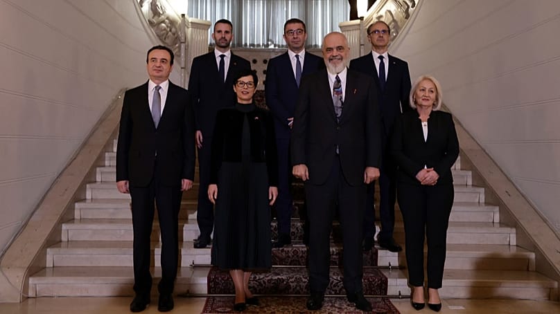 Westbalkan-Gipfel in Tirana: Die Regierungschefs der Region sowie EU-Erweiterungskommissarin Marta Kos posieren nach dem Treffen für ein Gruppenfoto, 21. November 2025