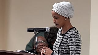 النائبة إلهان عمر، ديمقراطية من مينيسوتا، تتحدث خلال اجتماع جماهيري في مينيابوليس، الثلاثاء 27 يناير 2026.