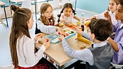 WHO ruft Schulen weltweit dazu auf, gesunde Ernährung bei Kindern zu fördern.